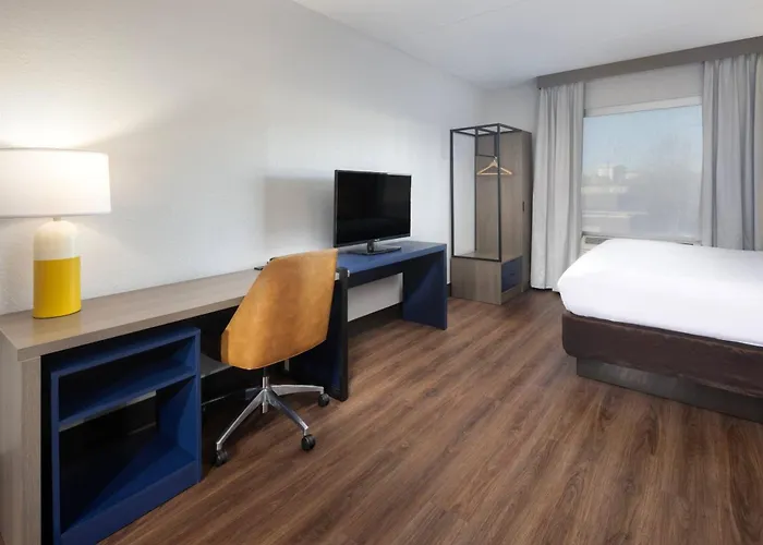 Comfort Suites Outlet Center